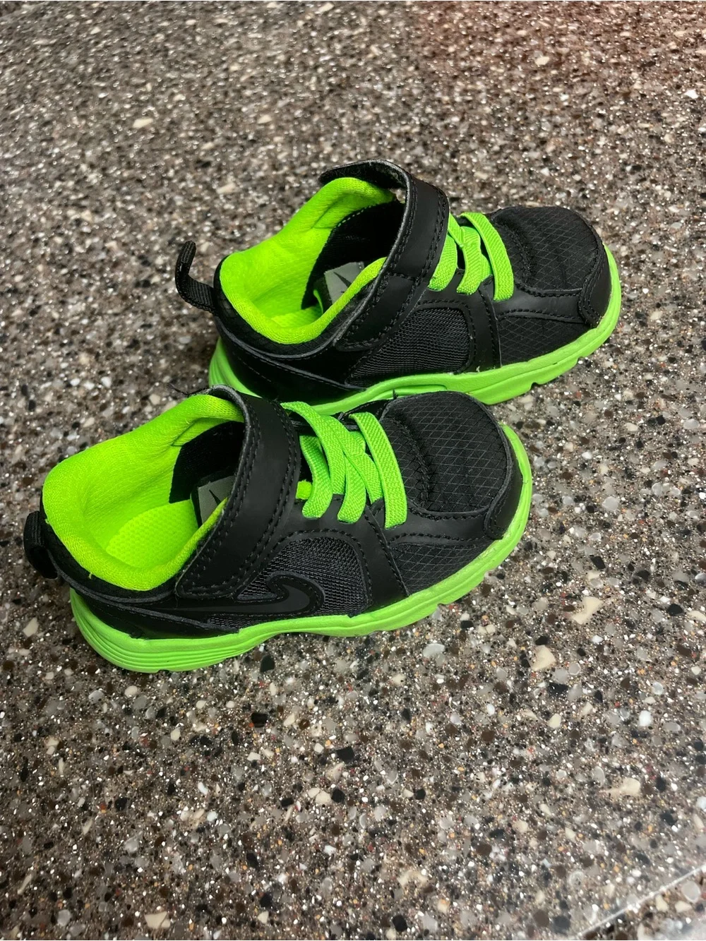 Kids Black & Neon Green Athletic Sneakers - Nike - 0602